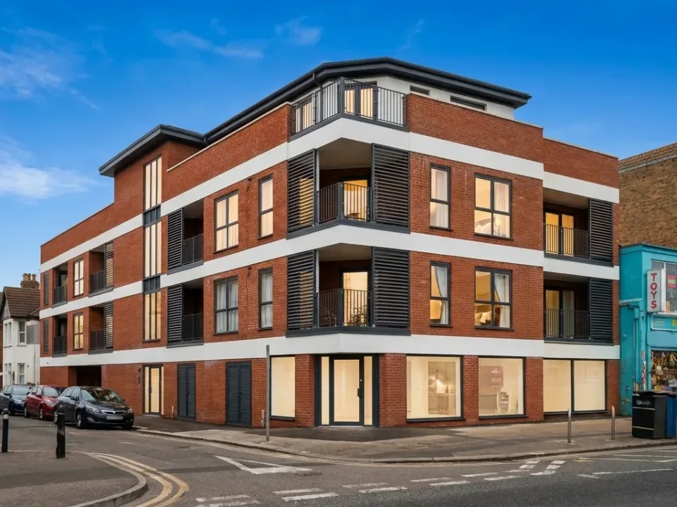 London Road - Leigh - Flats - New flats completed with commercial